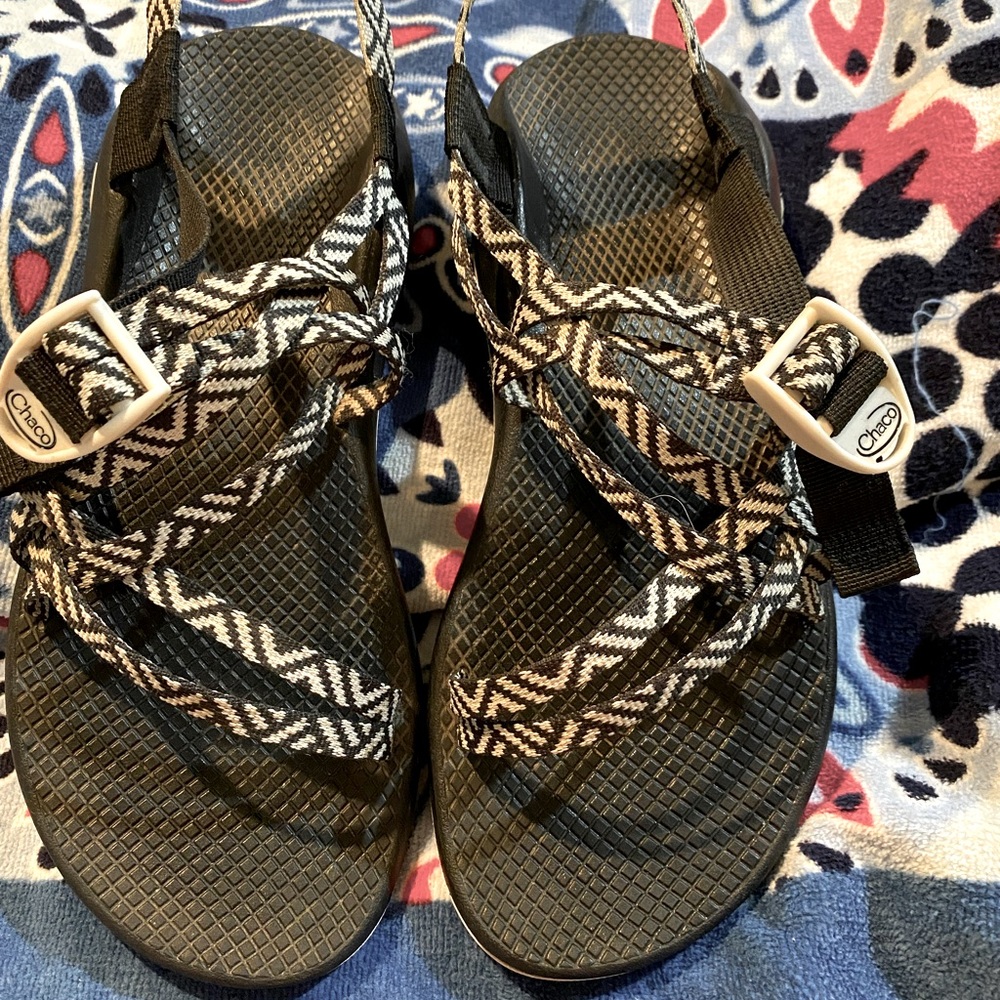 Women’s size 10 Chaco sandals black/white